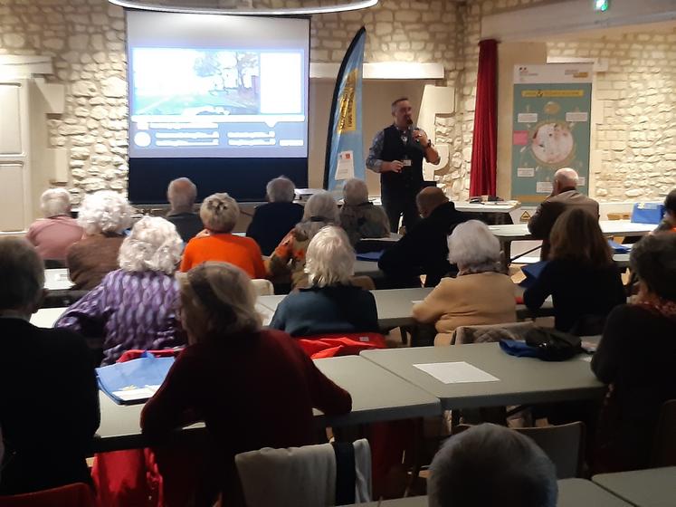 La moitié des personnes qui meurent sur la route ont plus de 65 ans. Cette semaine, information et sensibilisation étaient au programme pour 33 seniors de Châtellerault.