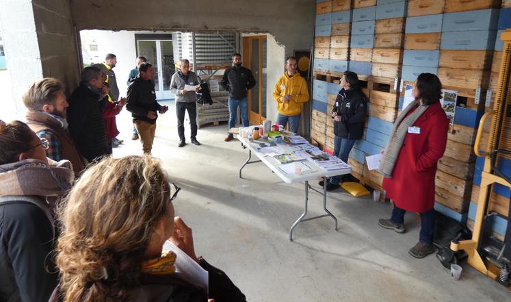 Sébastien Bessonnet (veste jaune) a présenté son exploitation à l'occasion de ce rendez-vous du Mois de la bio.