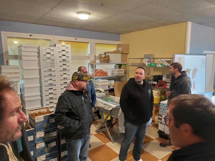 Dans le local de la cuisine centrale de Melle, présentation du dispositif d'approvisionnements locaux.