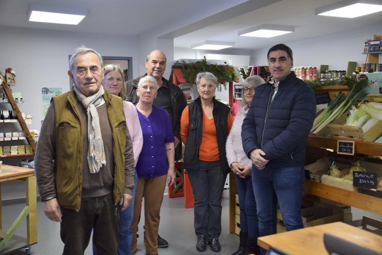 Fernand Patrier (à gauche) avec des bénévoles de l'association aux commandes de l'Epi Céris, et le maire Manuel Desvergne (à droite).