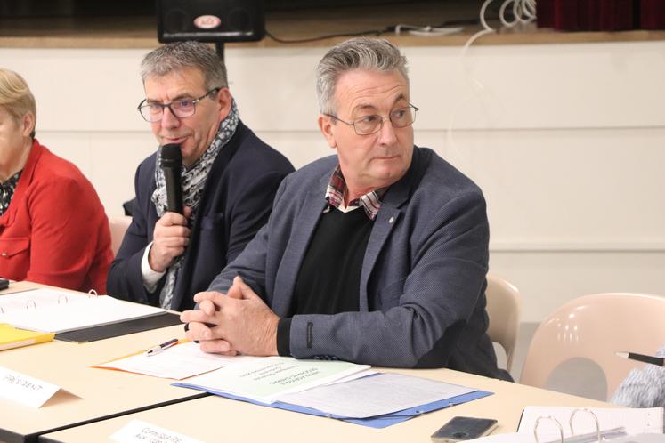 Francis Faure, directeur, et François Vallet, président de l'Union Agricole Segonzac-Chérac lors de l'assemblée générale, ont insisté sur les efforts de la coopérative pour limiter l'impact de l'inflation sur le service aux adhérents.
