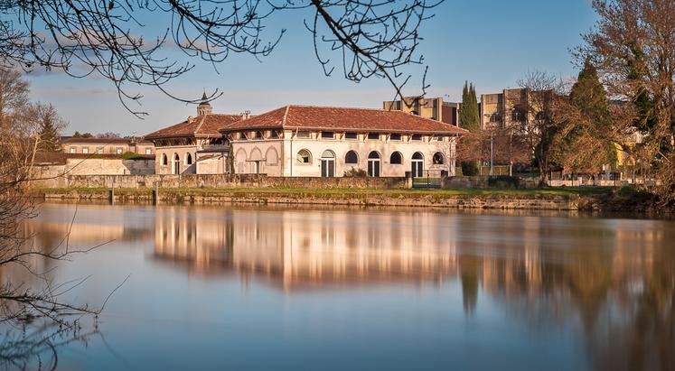 La salle de concerts des Abattoirs est située en bord de Charente, à Cognac, rue des Gabariers.