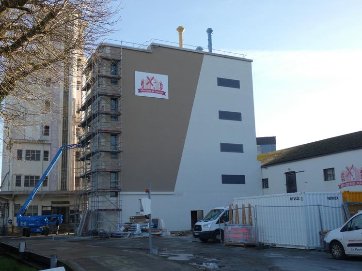 La minoterie-coopérative devrait mettre en service dans les prochains mois son nouveau moulin, trois ans après le sinistre qui a emporté l'ancien.