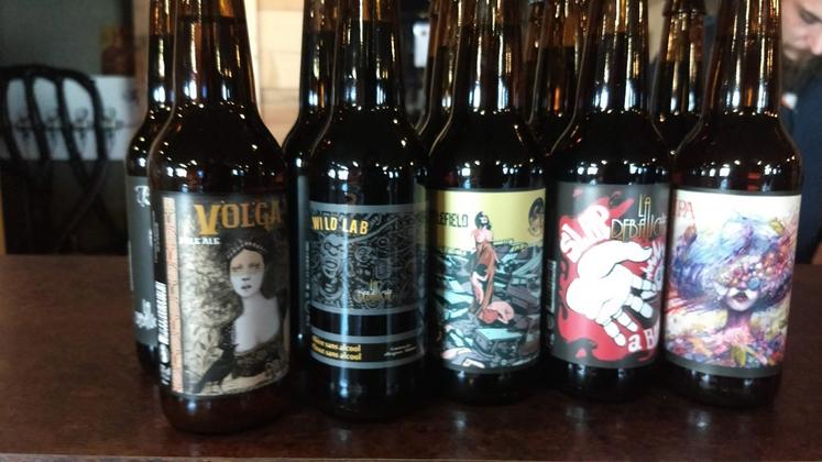 Forte d'une gamme de bières étoffée et qualitative, La Débauche mise aussi sur un packaging élaboré, où chaque étiquette est un bijou graphique. Des artistes du monde entier illustrent les étiquettes des bouteilles et des canettes de la brasserie qui exporte ses bières dans une dizaine de pays.