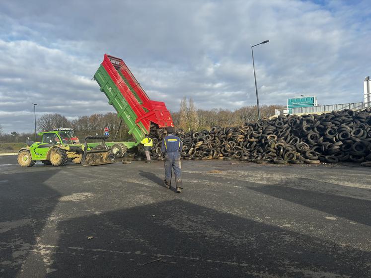 Mercredi, les agriculteurs des alentours des Roches-Prémarie se sont succédé pour décharger leurs pneus.