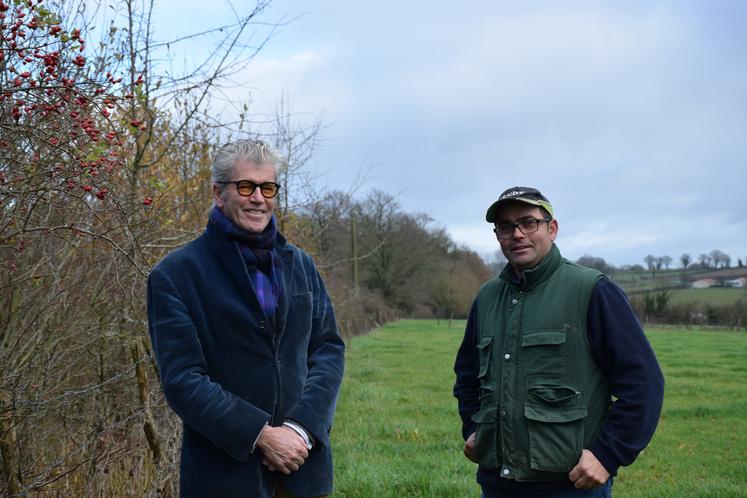 Jean-Bertrand Monnier (à gauche), propriétaire du château et de la ferme d'Étrie, et Cyril Gandrillon, ancien boucher reconverti en éleveur, salarié de l'exploitation.