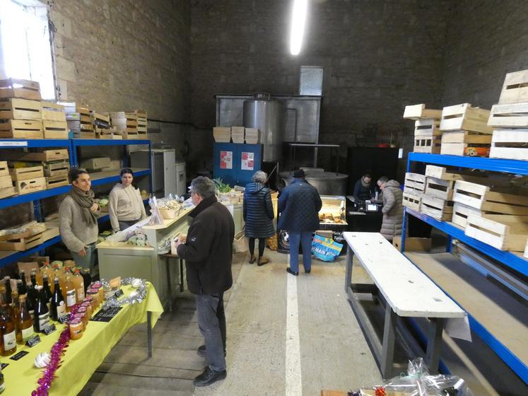 Les Paniers de producteurs continuent d'être distribués au sein de l'ancienne grange du lycée Desclaude.