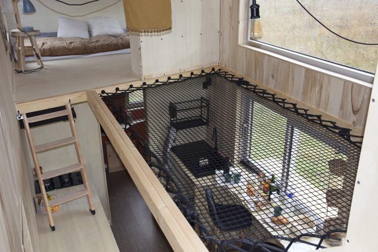 La tiny house de Yasmine est composée d'une mezzanine avec des chambres pour ses enfants de chaque coté.