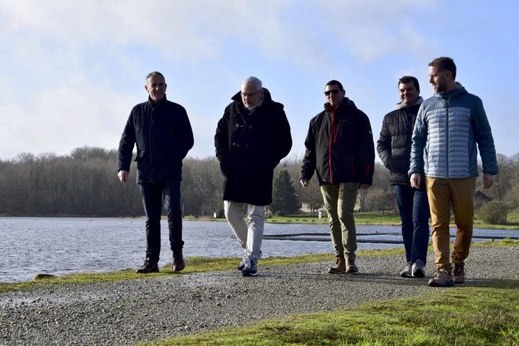 Christian Daniau, Michaël Canit, Sébastien Schaeffer, Yohan Delage et Guillaume Chamouleau au bord du barrage de Lavaud le mercredi 3 janvier 2024.