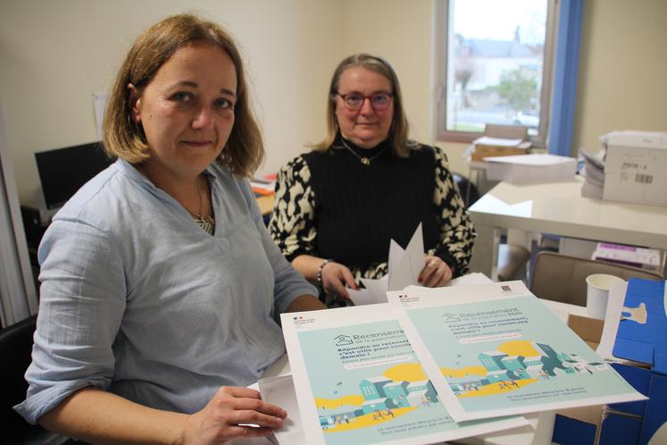 Isabelle Bossoutrot, directrice des services, et Véronique Moreau, agent d'accueil, préparent le recensement depuis des semaines.