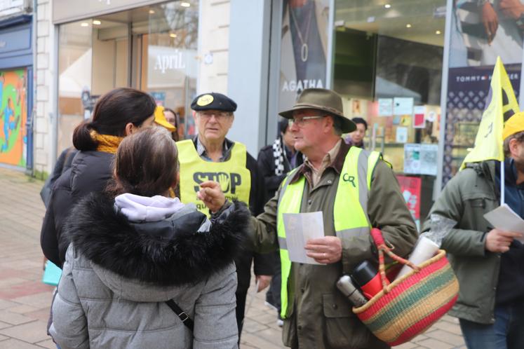 La Coordination rurale de Charente distribue des tracts lors du FIBD 2024 à Angoulême.