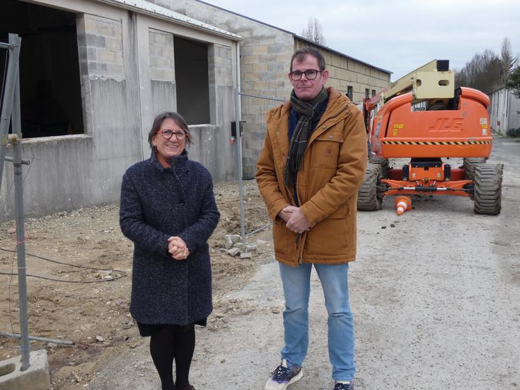 Myriam Huet, directrice de l'Agrocampus de Saintonge, en compagnie du nouveau directeur de l'exploitation de La Pichonnerie, Sébastien Riquart, devant le hall technologique en construction sur le site du lycée Desclaude.