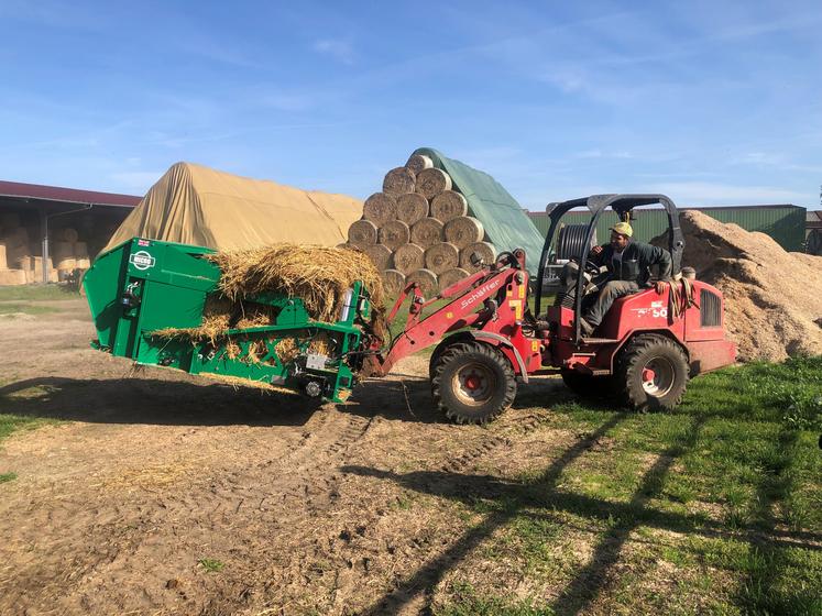 Des équipements sont indispensables pour utiliser un valet de ferme au paillage, tels que le joystick pour contrôler les mouvements.