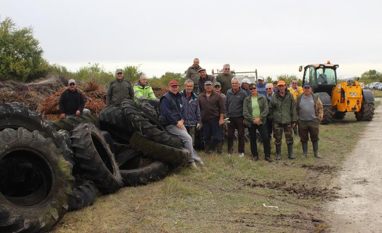 En septembre 2020, les habitants de Genté s'étaient retrouvés sur le site du futur parc photovoltaïque pour éliminer les encombrants.