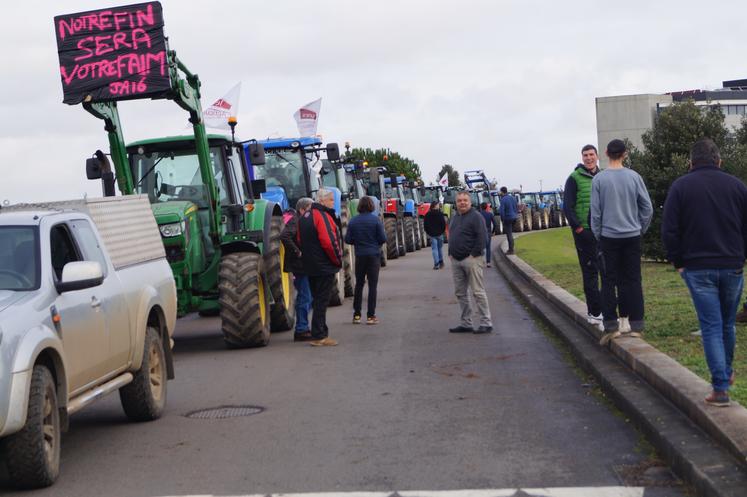 Le cortège de tracteurs se positionne dans le calme et dans une ambiance bon enfant.