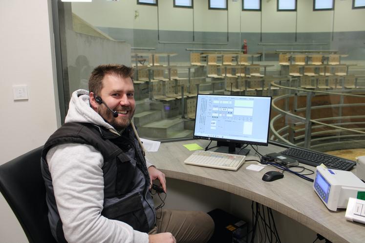 De sa place de chef des ventes, Guillaume Lajudie a le regard rivé sur l'ensemble de la salle et sur son ordinateur pour observer le déroulé des ventes.