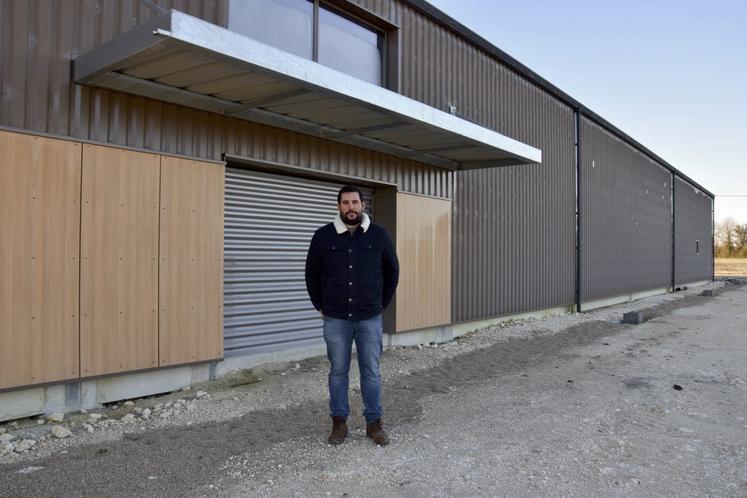 Anthony Garcin devant la future entrée de son magasin.