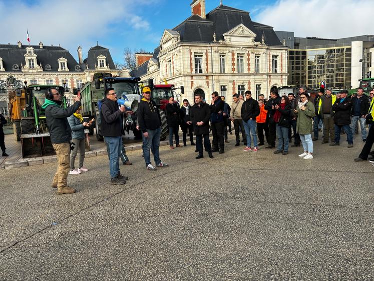 Les agriculteurs de la Coordination Rurale ont investi la Préfecture jeudi vers 11 h 30.