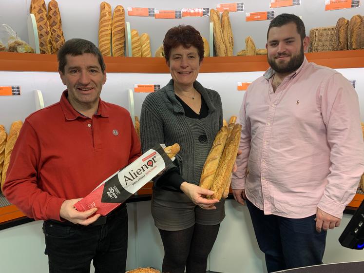 Benoît, Florence et Julien Guignard n'ont que des louanges à formuler sur la baguette Aliénor.