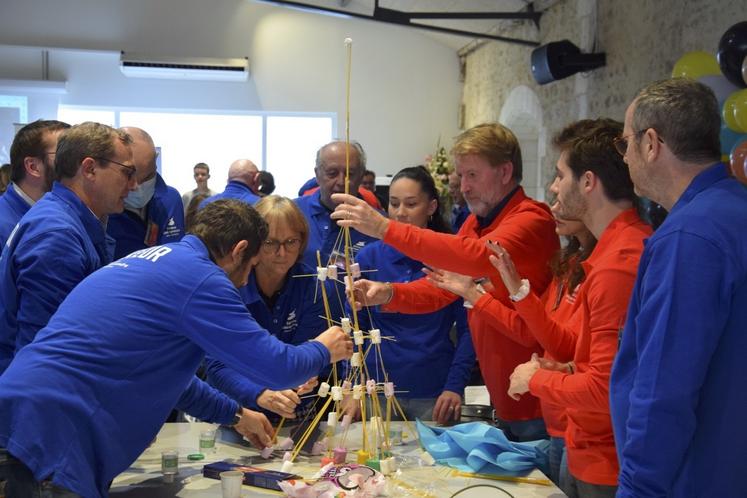 Première épreuve ludique du Booster Camp : pour briser la glace, les équipes devaient construire en un temps donné la plus haute structure en spaghettis et chamallows !