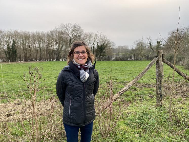 Mélanie Pontouis partage sa vie professionnelle entre un poste de monitrice à la MFR Marais poitevin et un statut de cheffe d'exploitation de polyculture-élevage à Irleau.