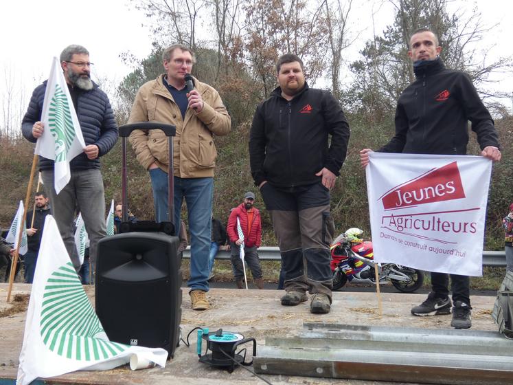 Les élus de la FNSEA 17 et de JA 17 (de gauche à droite : Jean-Philippe Champagne, Alexandre Agat, Kévin Dumont et Mathieu Cerf) ont salué le succès du début de la mobilisation.