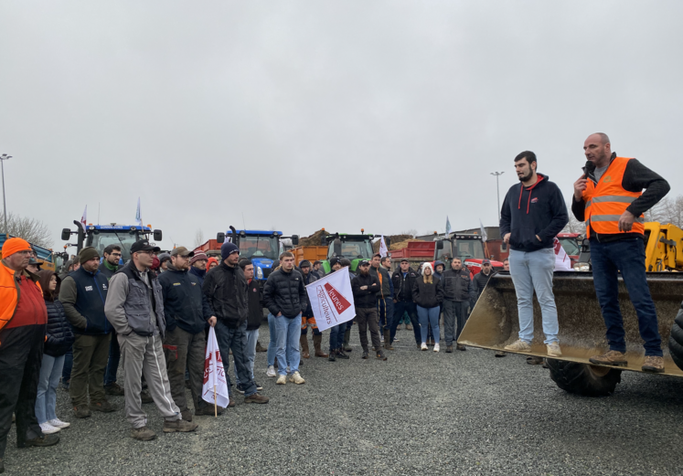 Devant un parterre de près de 300 agriculteurs, à Noron, l'éleveur caprin Flavien Favre et le céréalier Denis Mousseau ont détaillé l'état des lieux menant à la mobilisation.