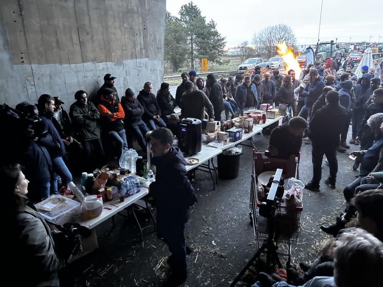 Les agriculteurs installés à Poitiers sud ont écouté le discours du Premier Ministre sur leur campement, sous le pont de l'autoroute.