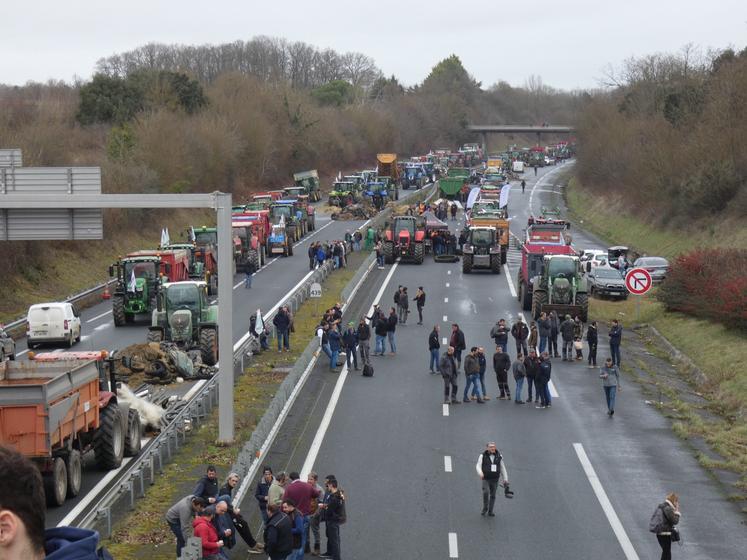 Les quatre voies de l'A10 ont été investies par les agriculteurs mobilisés.