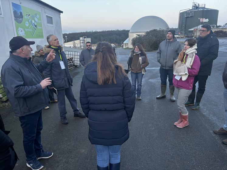 Yves Debien a fait visiter son exploitation et présenté les différents ateliers de diversification : plateforme de compostage, méthanisation, magasin, ainsi que les difficultés rencontrées.