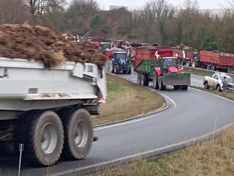 Les tracteurs ont commencé à investir l'A10 à Saintes.