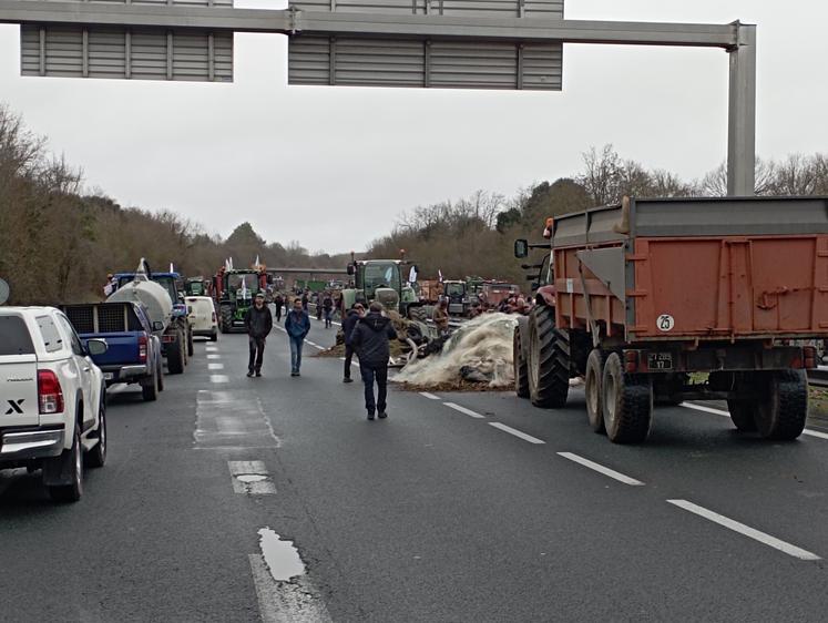 Les tracteurs occupent les deux côtés de l'A10 à Saintes.