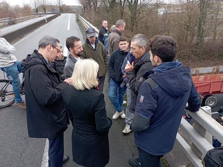 Le préfet de Charente-Maritime Brice Blondel est venu constater la mobilisation ce 24 janvier sur l'A10.