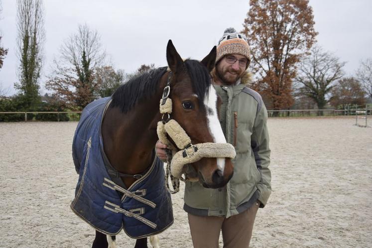 Dylan Foeller auprès d'un de ses chevaux.
