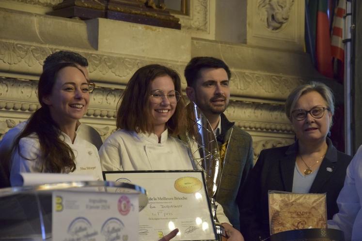 Eva Duquesnoy, aux côtés de Nina Métayer, a reçu le premier prix régional pour sa galette briochée.