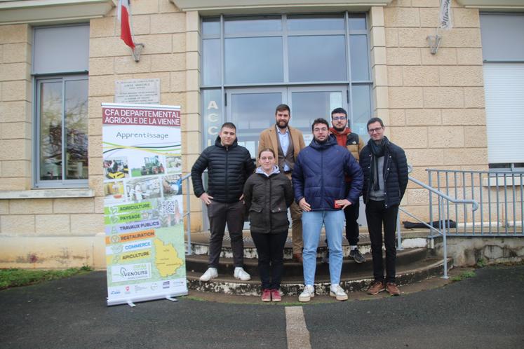 Nathan, Simon, Maelle, Patrick et Marc-Floriant et leur enseignant, Christophe Giard, sont fin prêts pour le départ à Saragosse.