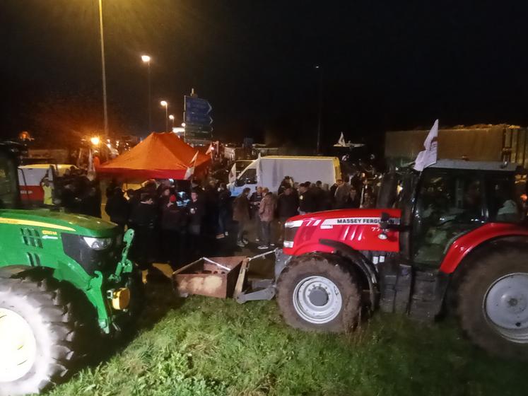 La mobilisation a débuté près de l'A10 à Saintes.