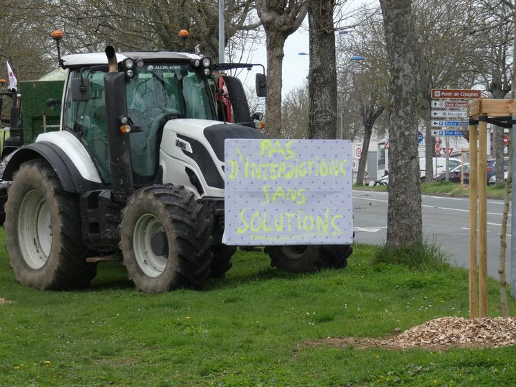 Les molécules interdites d'usage sans solution de substitution font partie des sujets de tension entre les agriculteurs et l'État (ici, le 22 mars 2023 à La Rochelle).