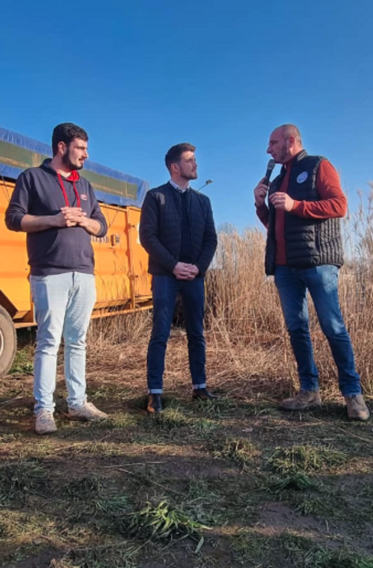 Les barrages sur les ronds-points deux-sévriens ont été l'occasion de dialoguer avec les politiques (ici Bastien Marchive) et les citoyens.