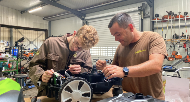 Dans la section bricolage, seuls deux outils sont éligibles au bonus réparation : les tondeuses thermiques à conducteur marchand et les tondeuses autoportées. Le robot de tonte devrait rejoindre cette petite liste d'ici quelques mois.