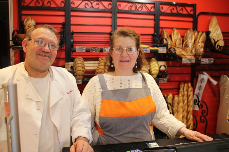 Jacques Sirot est au fournil et, son épouse, Marylène, à la vente. Ici, la "poulichette", marque déposée par son moulin Planchot, au blé germé et maïs torréfié, fait fureur.