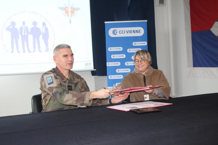 Catherine Lathus et le général Hervé Pierre ont signé la convention lundi dernier.