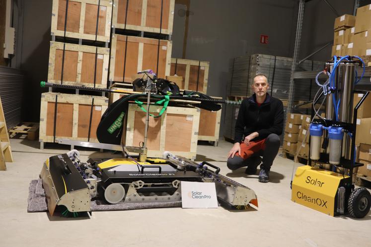 Nicolas Blanchemaison, gérant de Solar Clean Pro intervient dans le nettoyage de panneaux solaires avec un robot équipé de brosses pour éliminer efficacement les salissures issues de l'activité agricole.