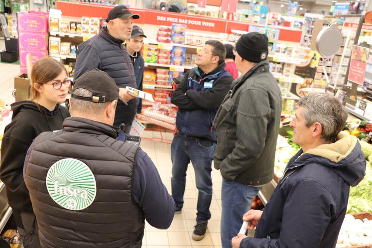 Les agriculteurs du sud-Charente ont été reçus par le directeur du Super U de Montmoreau, Thierry Baguenard.