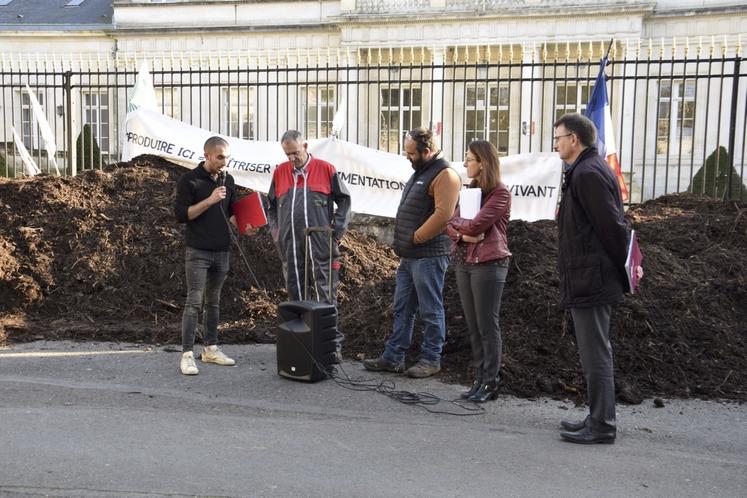 La préfète Martine Clavel, la directeur de la DDT Hervé Servat sont allés à la rencontre des représentants agricoles : Fabian Coyaud, Christian Daniau et Jean-Bernard Sallat.