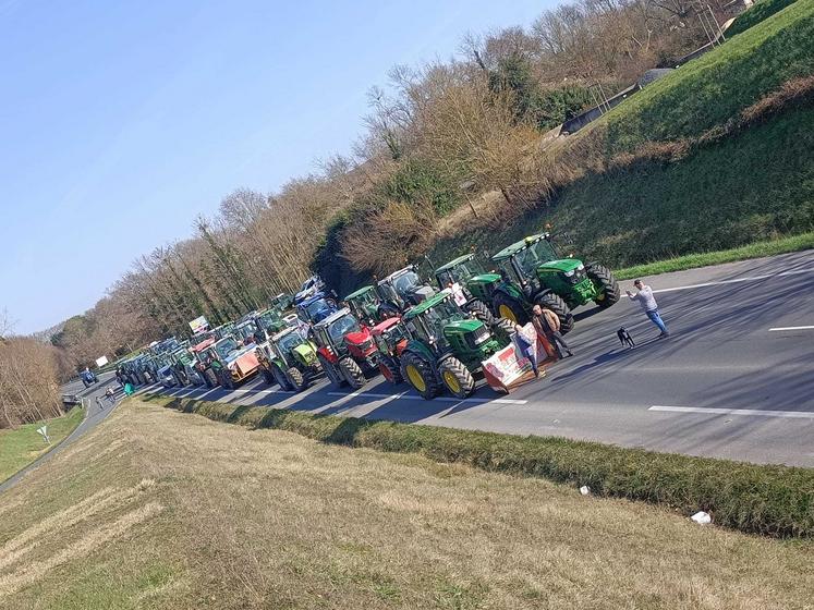 A Jonzac, mardi 30 janvier,une centaine d'agriculteurs avec plus de 70 tracteurs ont manifesté.