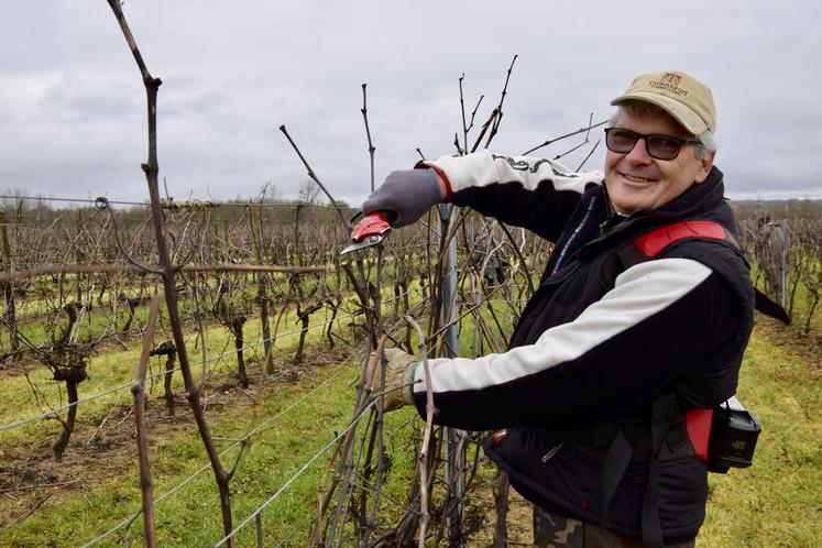 Olivier prend plaisir à travailler dans la nature.