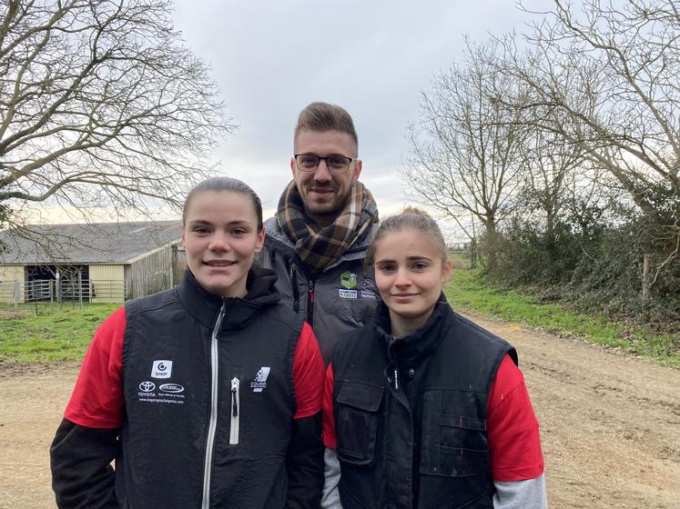Thelma Chavagnac et Maia Plantet, deux des sept élèves de Melle qualifiés pour la finale régionale. Avec Guillaume Pelletier, prof de zootechnie et ancien participant des Ovinpiades.