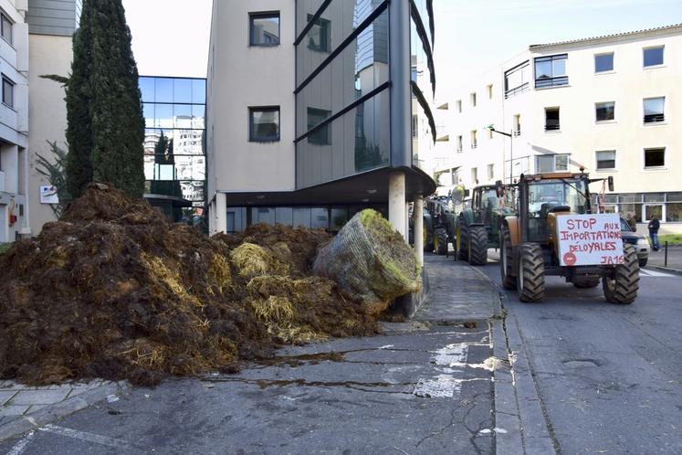 Mardi midi, du fumier et de la paille ont été déversés devant le bâtiment de la DDT, à Angoulême.