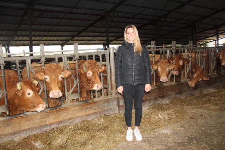 Agathe Raimbert est installée en son nom et est salariée de son conjoint sur une exploitation bovin viande à Saint-Pierre-de-Maillé.